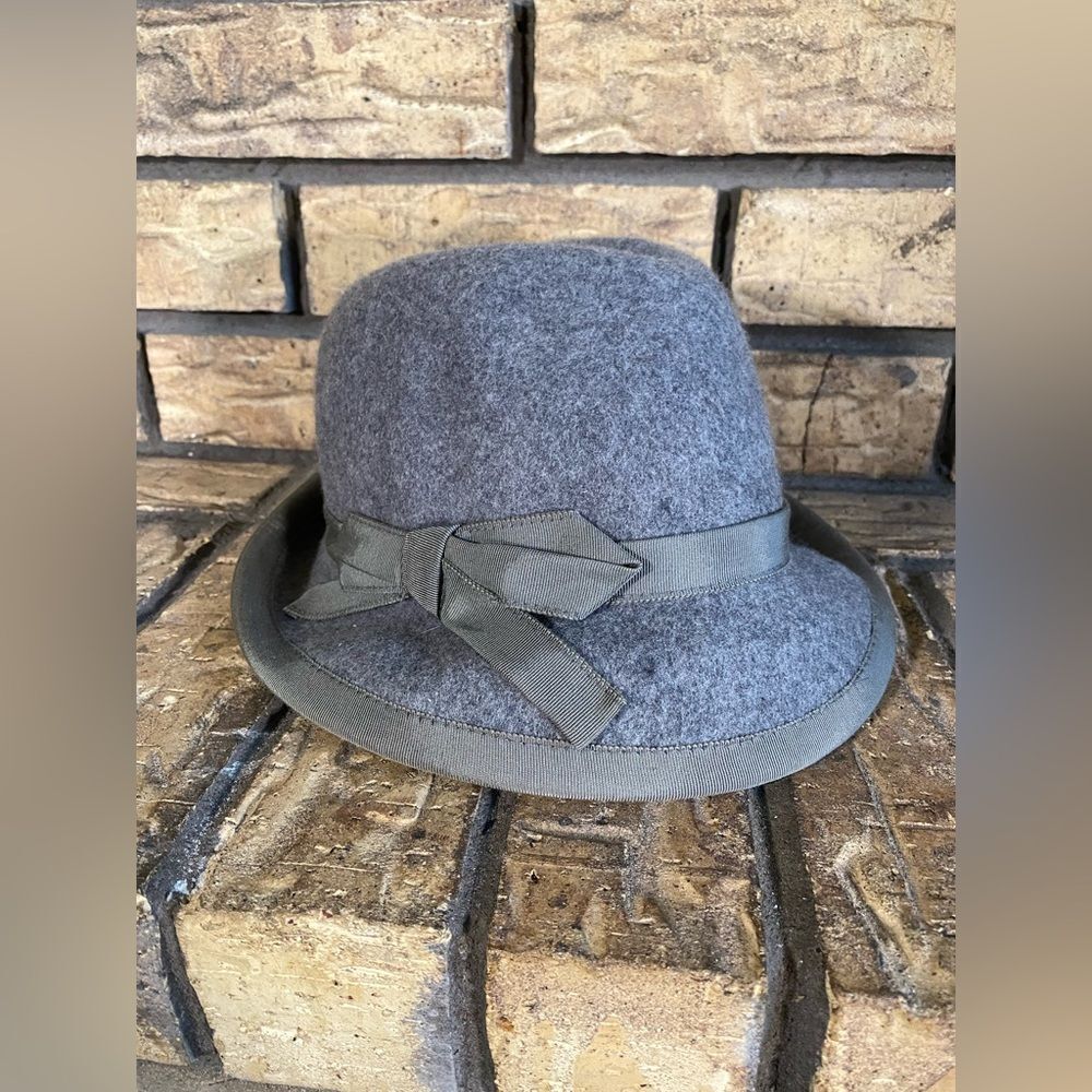 Grey wool hat with ribbon‎